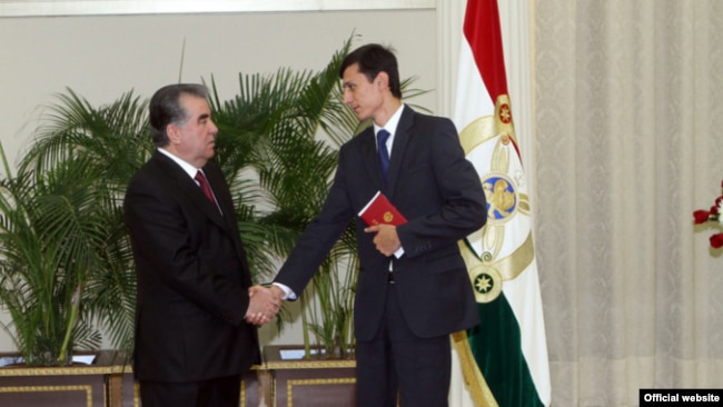 Президент Таджикистана Эмомали Рахмон вручает премия имени Исмоила Сомони молодому ученому Шохину Саидзода, август 2015 года